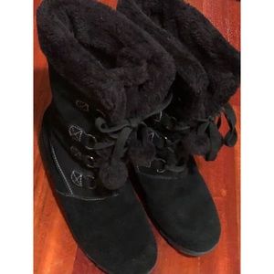 Women’s Sporto round toe winter boot, lace up closure & trim stitching details.